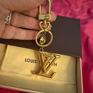 Louis Vuitton: LV Facettes Bag Charm & Key Holder